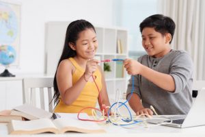 Read more about the article 5 Keterampilan Sosial dan Emosional Penting untuk Diajarkan pada Anak   