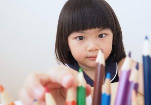 Read more about the article Di Usia Berapa Balita (Benar-Benar) Mulai Mengerti dan Mengenal Warna?